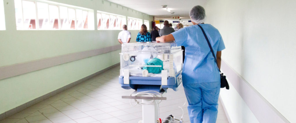 Des patients se déplaçant dans les couloirs d’un hôpital – Photo par Hush Naidoo sur Unsplash